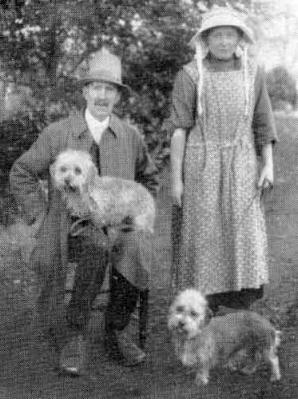 Jonh Millican ja hnen siskonsa kahden Scotby-kennelins koiran kanssa. Kuva John Gordonin kirjoittamasta kirjasta DDT vuodelta 1959.
